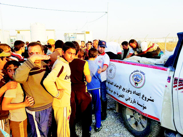 الكويت تقدم وجبات غذائية لنازحين عراقيين من الموصل 